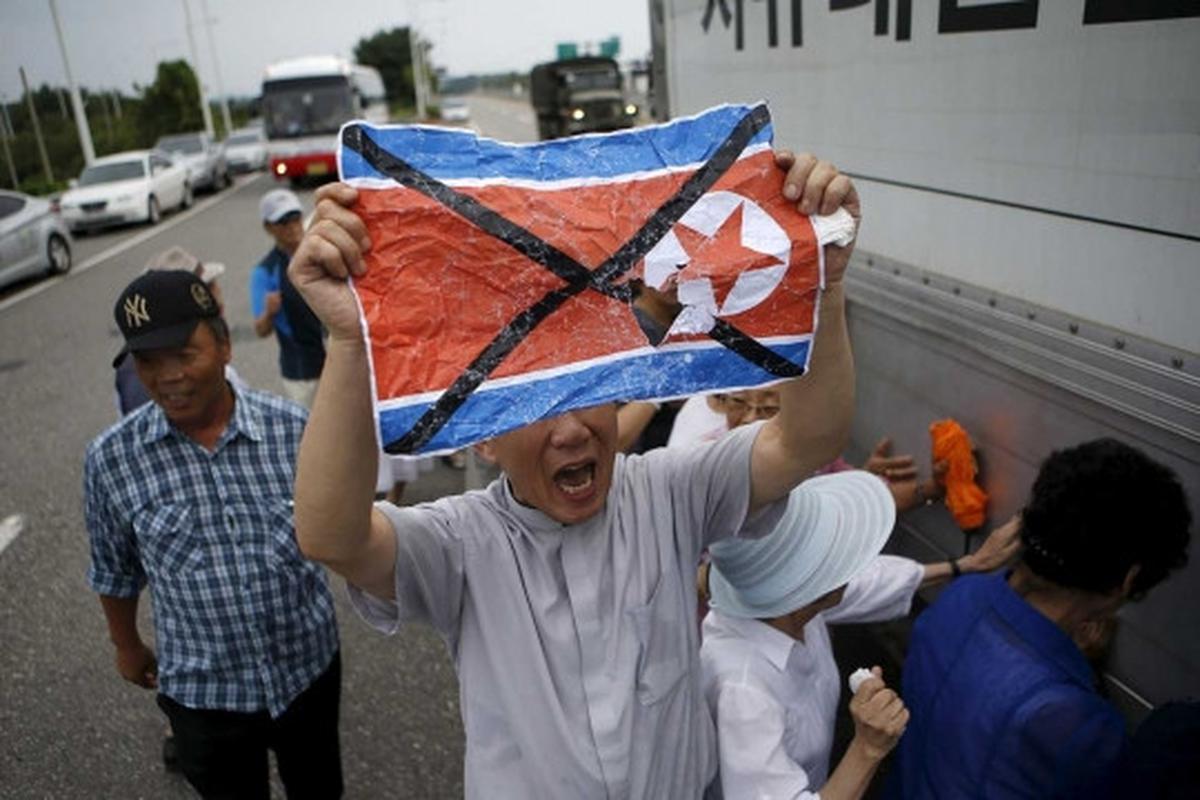 Protes anti-Korut, massa Korsel robek bendera Kim Jong-un