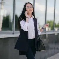 Pakaian yang digunakan bisa memancarkan aura intelektual, jika memilihnya dengan tepat. (Foto: Freepik/prostooleh)