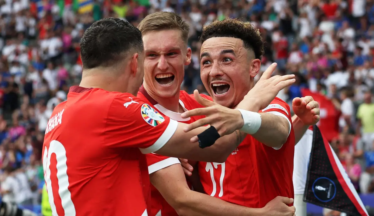 Di menit ke-46, Ruben Vargas berhasil menggandakan gol kemenangan Swiss atas Italia. (Ronny HARTMANN/AFP)