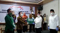 KPU Provinsi Bengkulu saat menerima berkas pencalonan salah satu pasangan yang mendaftar untuk ikut dalam Pilkada serentak 2020. (Liputan6.com/Yuliardi Hardjo)
