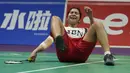 Tunggal putri Indonesia, Ester Nurumi Tri Wardoyo terjatuh saat menghadapi wakil Thailand, Supanida Katethong pada partai ketiga Perempatfinal Piala Uber 2024 antara Indonesia menghadapi Thailand di Hi-Tech Zone Sports Centre Gymnasium, Chengdu, China, Jumat (3/5/2024). (AP Photo/Ng Han Guan)