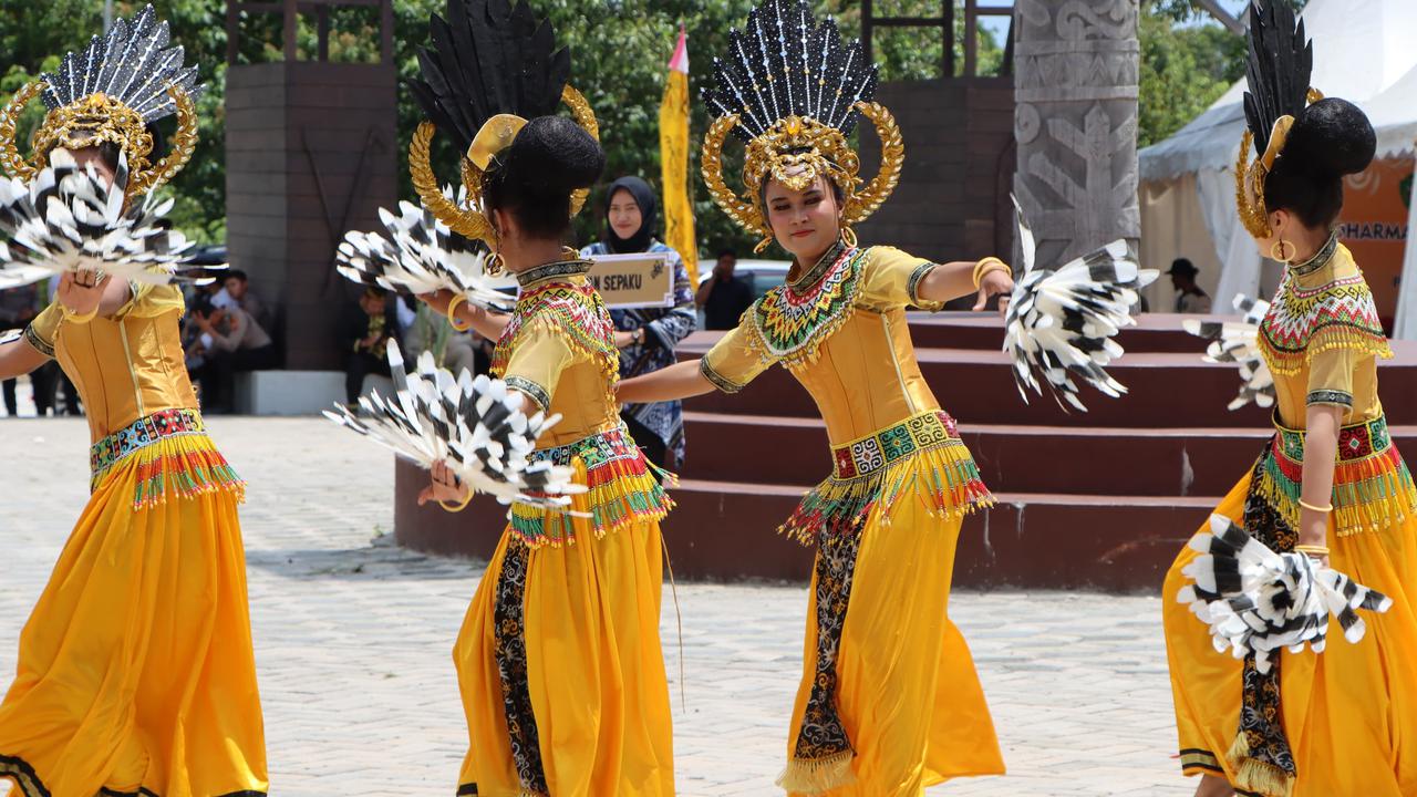 Pj Bupati PPU Zainal Arifin Buka Festival Belian Adat Paser Nondoi Tahun 2024