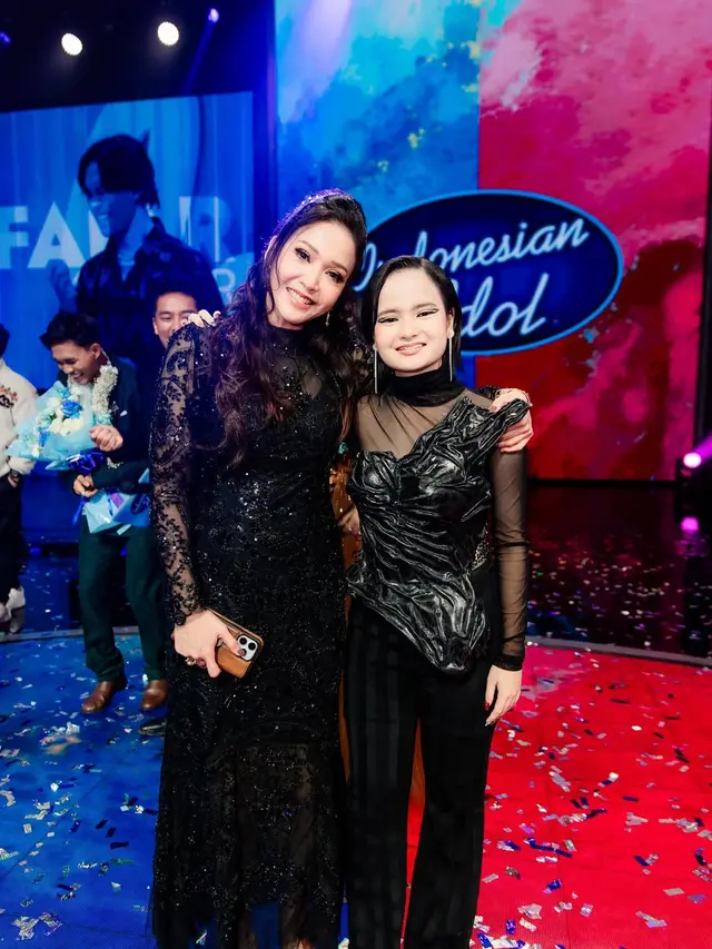 6 Inspirasi Baju Brokat Elegan ala Maia Estianty