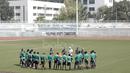 Pemain Timnas Indonesia berkumpul usai melakukan sesi latihan di Rizal Memorial Stadium, (23/11/2016). (Bola.com/Nicklas Hanoatubun)
