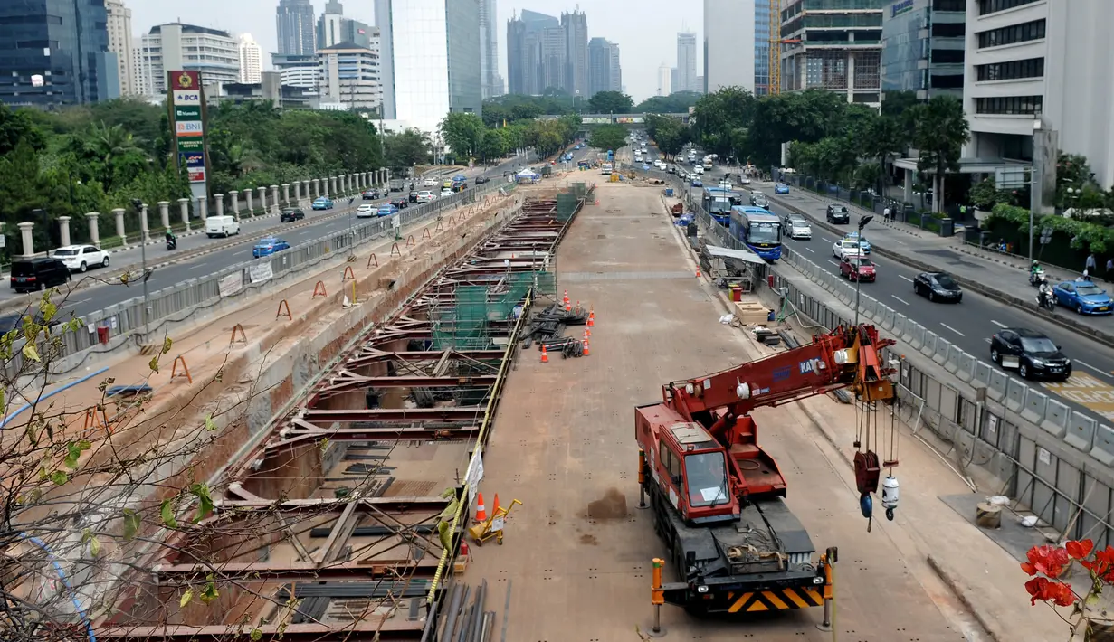 Tidak ada aktivitas terlihat pada pembangunan proyek pengerjaan MRT di Jalan Sudirman-Thamrin, Jakarta, Rabu (22/7/2015). Pembangunan proyek masih berhenti sementara hingga sepekan setelah Lebaran. (Liputan6.com/Johan Tallo)