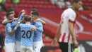 Pemain Manchester City merayakan gol yang dicetak Kyle Walker ke gawang Sheffield United pada laga lanjutan Liga Inggris di Stadion Bramall Lane, Sabtu (31/10/2020) malam WIB. Manchester City menang 1-0 atas Sheffield. (Cath Ivill/Pool via AP)