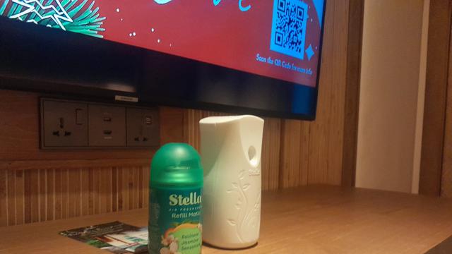 Pengharum ruangan bisa diletakkan di ruang keluarga maupun kamar untuk membuat ruangan menjadi wangi.