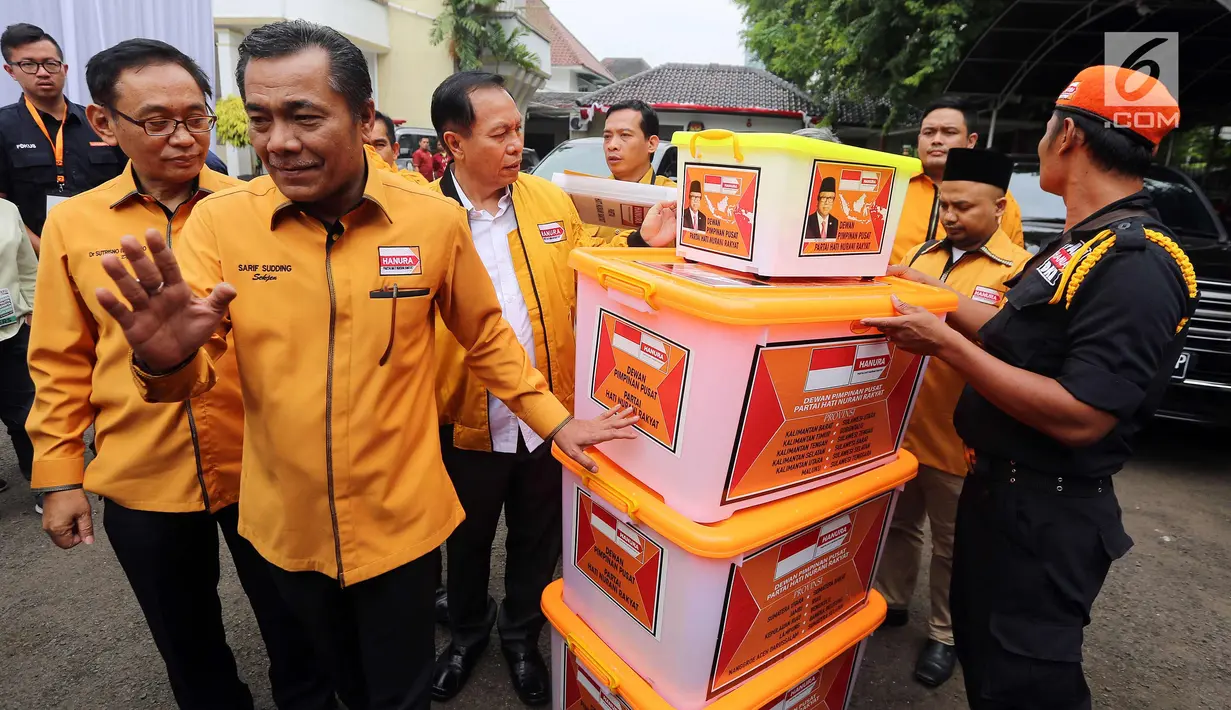Sekjen Partai Hanura Sarifuddin Sudding didampingi fungsionaris partai mendaftar partainya ke Komisi Pemilihan Umum (KPU), Jakarta, Kamis (12/10). Partai Hanura secara resmi mendaftar sebagai peserta pemilihan umum 2019. (Liputan6.com/Johan Tallo)