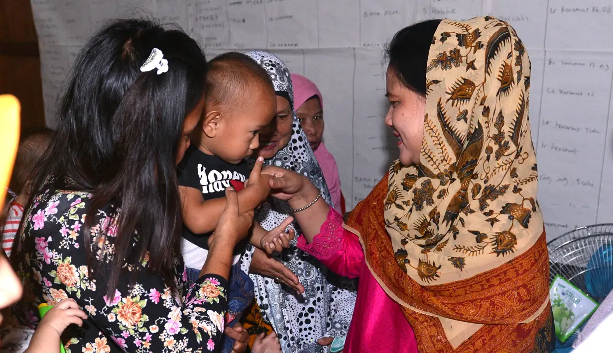 Ibu Negara, Iriana Joko Widodo saat meninjau rumah evakuasi balita di kawasan 5 Ulu, Palembang, Sumsel, Jumat (30/10). Presiden Jokowi dan Ibu Negara melihat langsung kondisi rumah evakuasi balita yang terpapar kabut asap. (Laily Rachev_Setpres)