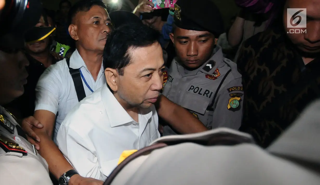 Terdakwa korupsi proyek E-KTP Setya Novanto dibawa petugas usai mengikuti sidang perdana di Pengadilan Tipikor, Jakarta, Rabu (13/12). Sidang mendengarkan pembacaan dakwaan oleh JPU KPK. (Liputan6.com/Helmi Fithriansyah)