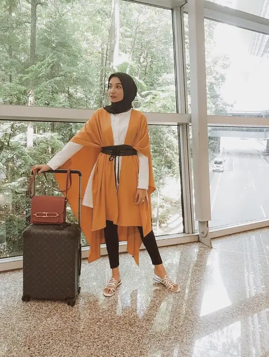 Kece bukan main pastinya, namun gaya berhijab Zaskia yang selalu modis ini tetap memerhatikan unsur kesopanan. Seperti yang satu ini, paduan busana dan hijab bernuansa hitam-putihnya dipadukan outer oranye. (Instagram/zaskiasungkar15)