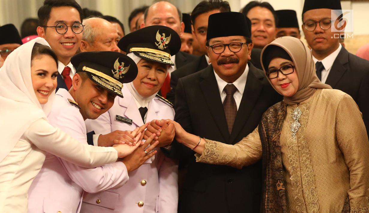 Gubernur dan Wakil Gubernur Jawa Timur periode 2019-2024, Khofifah Indar Parawansa dan Emil Elestianto Dardak foto bersama dengan mantan Gubernur Jawa Timur Soekarwo usai pelantikan di Istana Negara, Jakarta, Rabu (13/2). (Liputan6.com/Angga Yuniar)