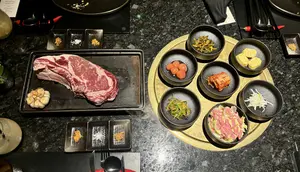Butter dry age beef dan banchan khas Korea Selatan di DOEUN Menteng. (Liputan6.com/Asnida Riani)