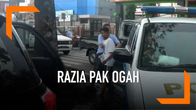 Satpol PP melakukan razia terhadap pak ogah yang beredar di bilangan Jatinegara, Jakarta. Selain uang, petugas juga menyita minuman keras.