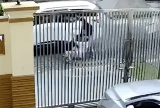 Tangkapan layar CCTV saat korban melawan dua orang yang hendak membawanya ke dalam mobil. (Liputan6.com/ Dok Ist)