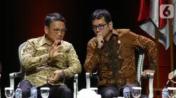 Menparekraf Wishnutama (kanan) berbincang dengan Menteri ESDM ArifinTasrif saat diskusi panel VII Rakornas Indonesia Maju antara Pemerintah Pusat dan Forum Koordinasi Pimpinan Daerah (Forkopimda) di Bogor, Rabu (13/11/2019). Panel VII membahas transformasi ekonomi II. (Liputan6.com/Herman Zakharia)