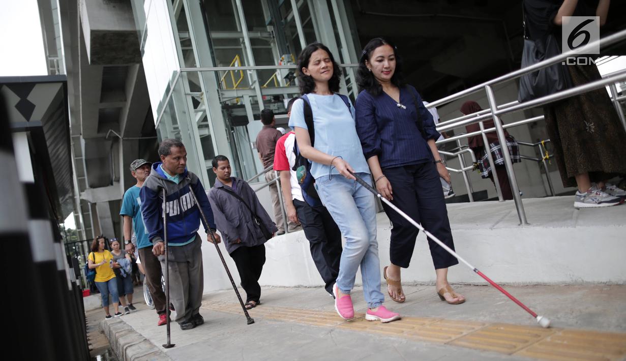 Foto Mengajak Penyandang Disabilitas Jajal Lrt Foto 9944