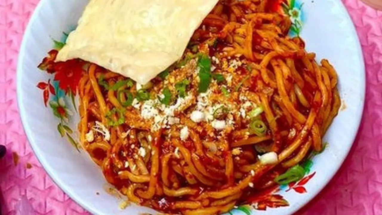 Dua mangkuk mie jebew pedas komplit