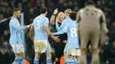 Wasit Simon Hooper (tengah) memberikan penjelasan kepada sejumlah pemain Manchester City saat laga pekan ke-14 Liga Inggris 2023/2024 melawan Tottenham Hotspur yang berlangsung di Etihad Stadium, Manchester, Inggris, Senin (04/12/2023) dini hari WIB. (AP Photo/Dave Thompson)