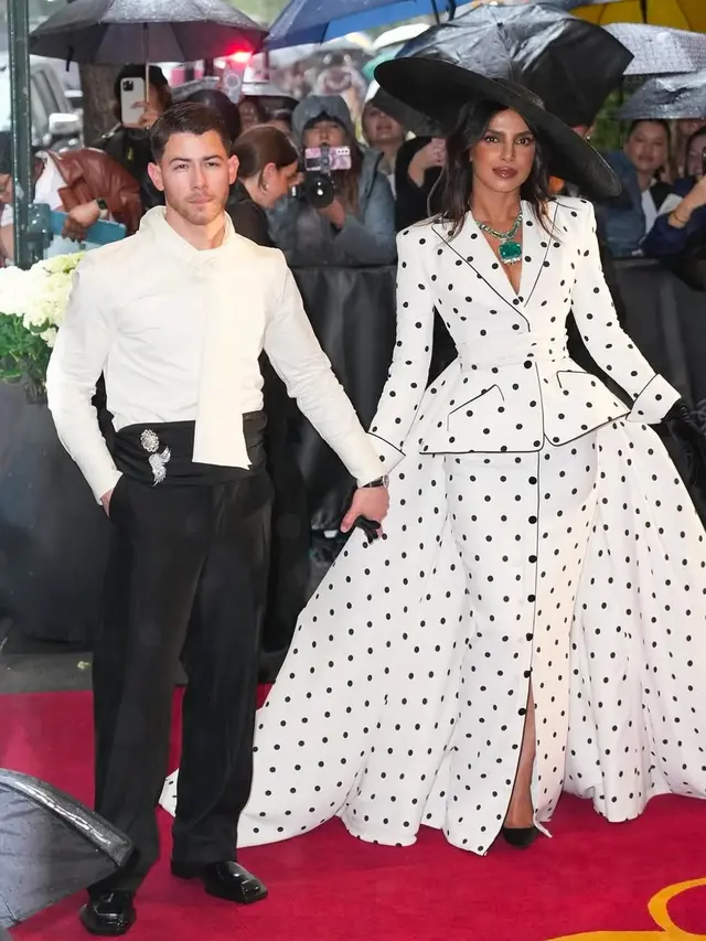 6 Gaya Couple di Met Gala 2025, Debut Romantis Dua Lipa-Callum Turner hingga Priyanka Chopra-Nick Jonas Tampil dengan Sentuhan Retro