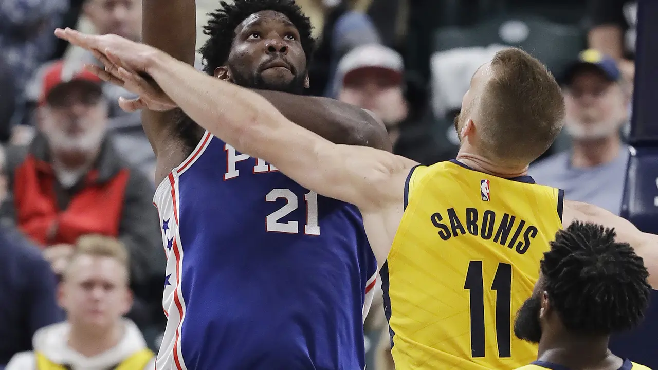 Joel Embiid berduel dengan Sabonis saat Sixers melawan Pacers di ajang NBA