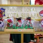 Marchandise yang dijual di SKG Siola tersebut merupakan produk dari 22 Usaha Kecil dan Menengah (UKM) di Kota Pahlawan. (Bola.com/Bagaskara Lazuardi)