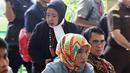 Sang istri serta putrinya Suci Patia terlihat hadir. Dalam sidang perdana kasus asusila ini, Mantan Ketua Persatuan Artis Film Indonesia (PARFI) hadir mengenakan baju batik lengan pendek serta rompi tahanan berwarna merah. (Nurwahyunan/Bintang.com)