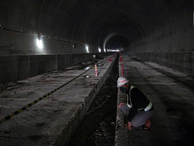 Pekerja menyelesaikan proyek Tunnel 6 kereta cepat Jakarta-Bandung di kawasan Cikalong Wetan, Depok, Purwakarta, Jawa Barat, Rabu (30/3/2022). Tunnel 6 memiliki panjang 4.478 meter. (Liputan6.com/Faizal Fanani)