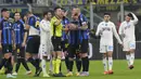 Pemain Inter Milan, Milan Skriniar, protes kepada wasit saat melawan Empoli pada laga Liga Italia di Stadion Giuseppe Meazza, Milan (23/1/2023). Inter Milan tampil pincang dengan 10 pemain sejak menit ke-40 akibat kartu kuning kedua yang didapat Milan Skriniar. (AP Photo/Luca Bruno)