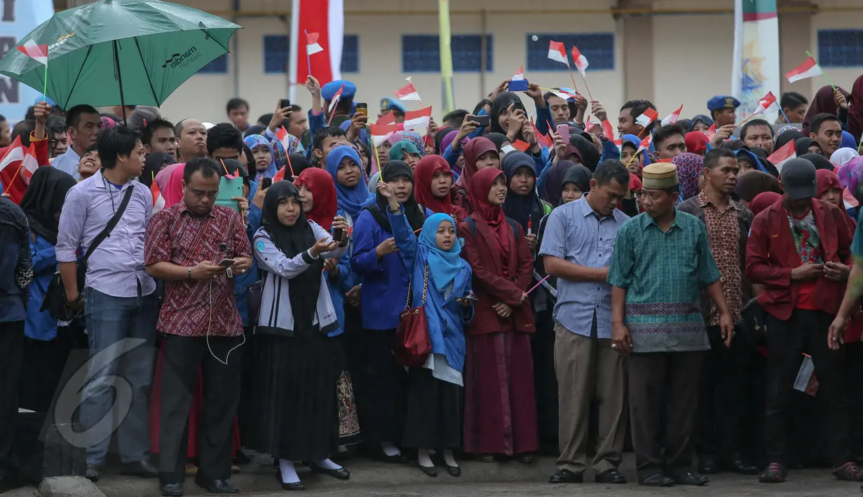 Sejumlah warga saat menghadiri peresmian Menara Iqra di Universitas Muhammadiyah Makassar, Minggu (7/5/2015). Gedung ini pertama dibangun Juli 2007 saat Jusuf Kalla menjabat sebagai wakil presiden. (Liputan6.com/Faizal Fanani)