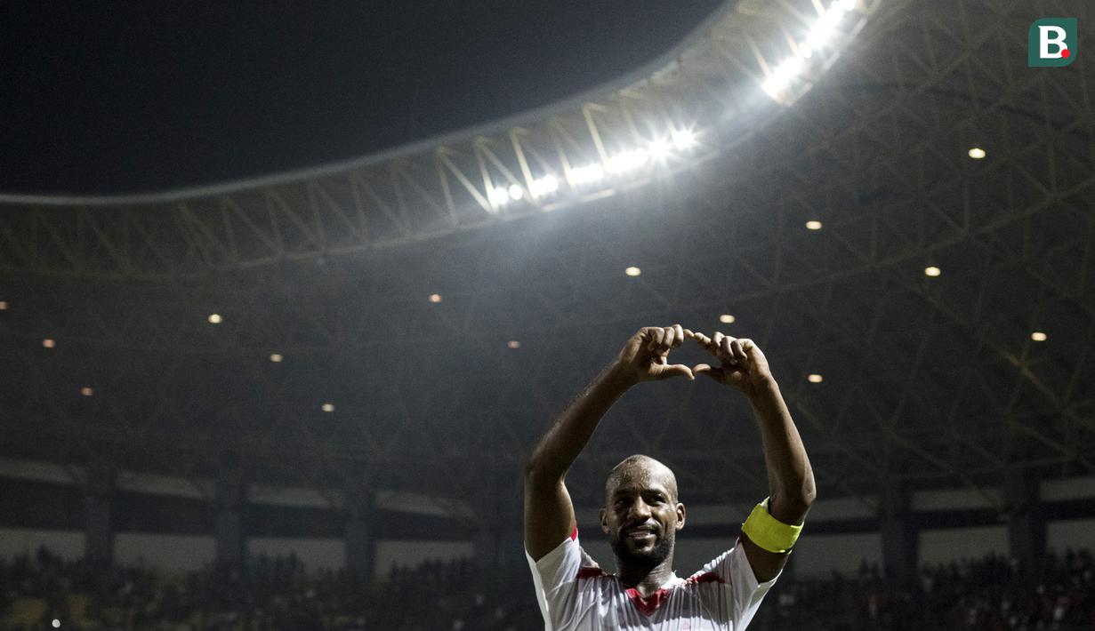 Kapten Palestina, Abdallatif Albahdari, menyapa suporter Indonesia pada laga Asian Games di Stadion Patriot, Jawa Barat, Rabu (15/8/2018). Indonesia takluk 1-2 dari Palestina. (Bola.com/Vitalis Yogi Trisna)