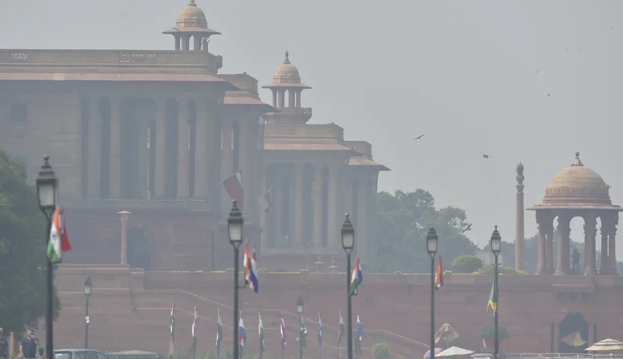 Polusi udara parah terlihat di sekitar gedung-gedung pemerintah di New Delhi (15/10/2019). Pemerintah New Delhi melarang penggunaan generator diesel pada 15 Oktober karena tingkat polusi di ibu kota India tersebut melampaui batas aman lebih dari empat kali. (AFP Photo/Sajjad Hussain)