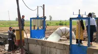 Pompa air untuk mengalirkan air di lahan rawa lebak Desa Jejangkit.