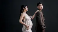 Potret Adinda Thomas Cantik Pamer Baby Bump di Maternity Shoot Terbaru