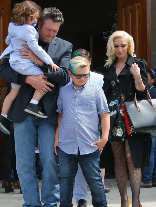 Gwen Stefani dan Blake Shelton sendiri terlihat datang ke Gereja saat paskah bersama ketiga anak Gwen. (HollywoodLife)