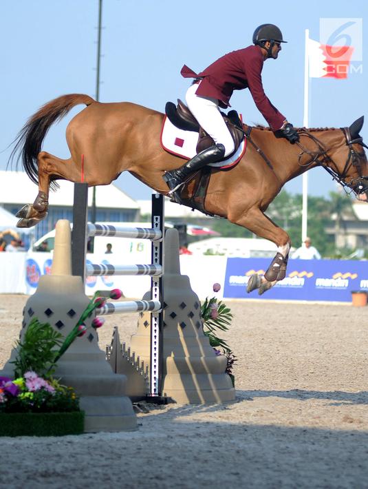 Atlet ketangkasan berkuda Qatar, Althani Al mengendalikan kuda yang bernama Sirocco  saat final round 1 individual jumping Asian Games 2018 di Jakarta Kamis (30/8). Sirocco merupakan kuda termahal yang tampil di Asian Games 2018. (Merdeka.com/Arie Basuki)