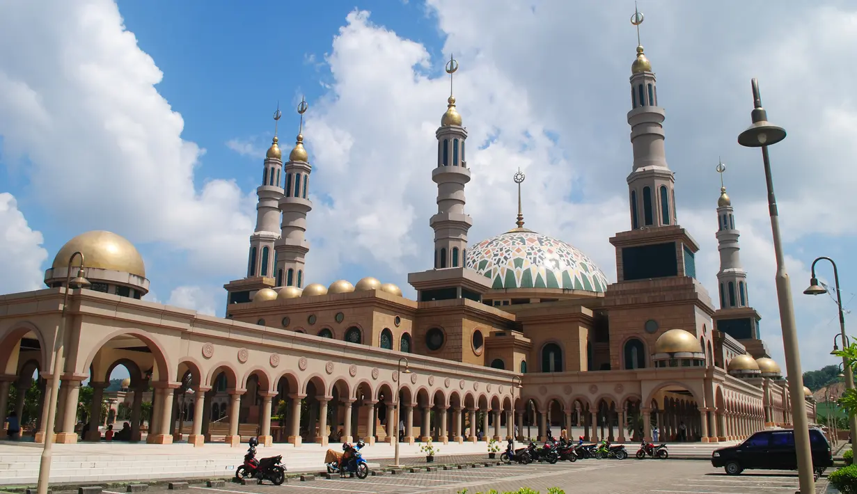 Masjid Islamic Center terletak di kelurahan Teluk Lerong Ulu, Kota Samarinda, Kalimantan Timur. Dengan latar depan berupa tepian sungai Mahakam. Masjid ini mampu menampung hingga 10.000 jamaah. (Istimewa)