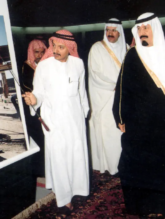 Foto yang diambil pertengahan 1990-an menunjukkan Bakr bin Laden bersama Pangeran Saudi Abdullah bin Abdul Aziz (kanan) di kota Madinah. Bakr bin Laden merupakan Chairman of Saudi Binladin Group yang juga diciduk Komite Anti-Korupsi Saudi. (AFP Photo/HO)