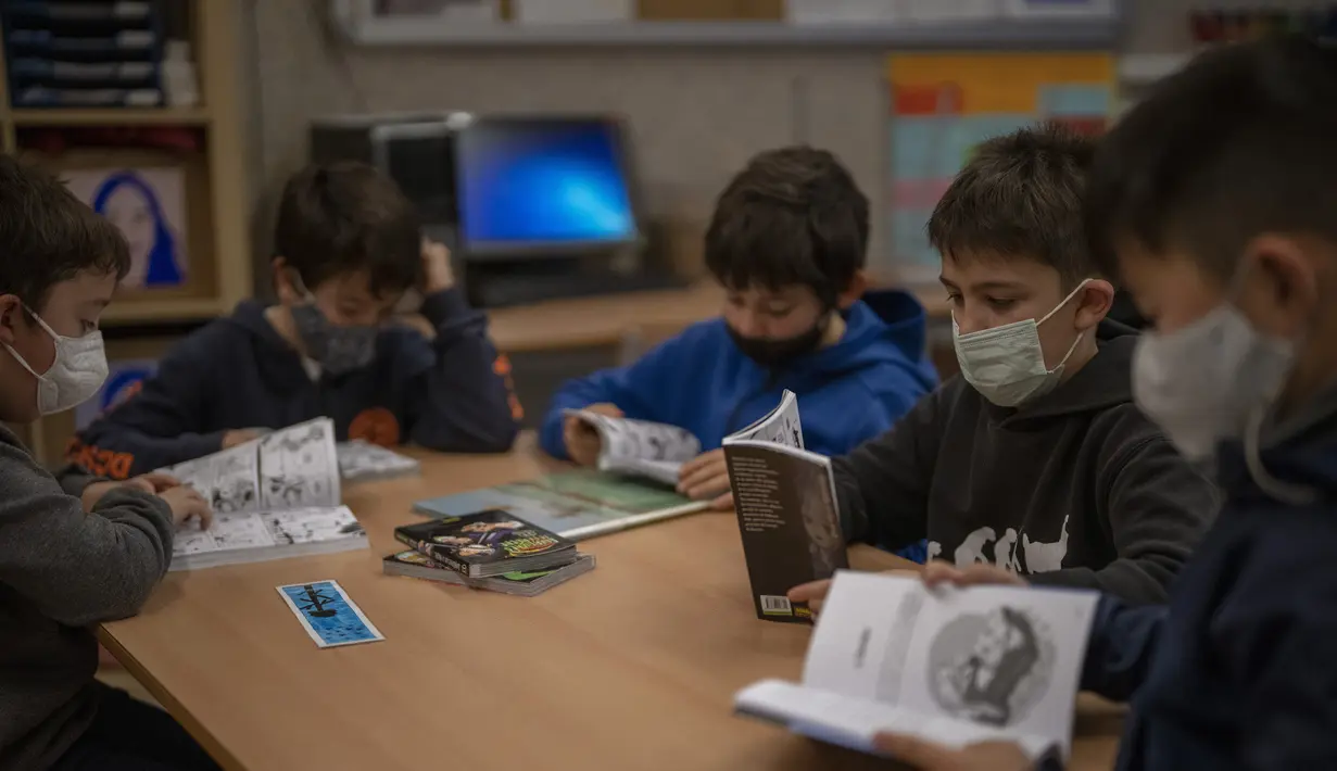 Siswa sekolah dasar melanjutkan kelas setelah liburan Natal di Barcelona, Spanyol, Senin (10/1/2022). Sekitar 8 juta siswa sekolah dasar dan menengah melanjutkan kelas setelah libur panjang Natal dan Tahun Baru meskipun ada prevelance yang mengkhawatirkan dari varian omicron. (AP/Emilio Morenatti)