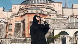 Mantan finalis Gadis Sampul 2007 ini tampak modis dengan hijab dan atasan berwarna hitam dipadu dengan rok panjang berwarna krem saat berpose di Hagia Sophia, Turki. (Liputan6.com/IG/@citraciki)