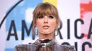 Penyanyi Taylor Swift menghadiri ajang American Music Awards 2018 di Microsoft Theater, Los Angeles, Selasa (9/10). Pulasan lipstik nude pun dipilih Taylor Swift untuk mengimbangi sapuan eyeshadow bergaya smokey. (Kevork Djansezian/Getty Images/AFP)