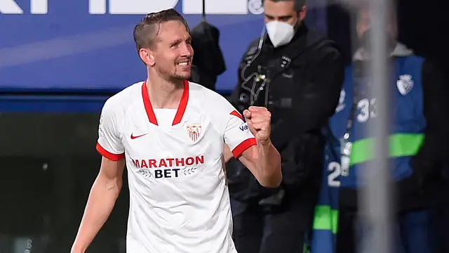 FOTO: Menang 2-0 di Kandang Osasuna, Sevilla Gusur Barcelona dari Posisi 3 - Luuk de Jong