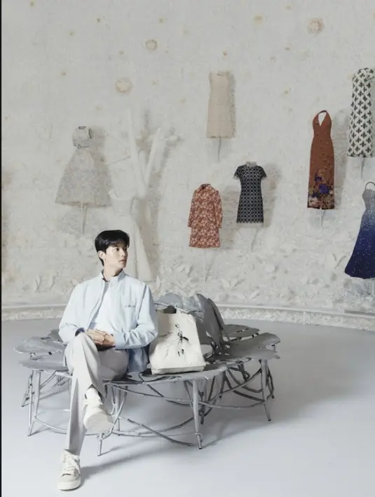 Babak baru ini, yang digagas oleh kurator Florence Müller, merayakan lebih dari tujuh puluh lima tahun semangat kreativitas melalui narasi imersif yang disusun oleh Shohei Shigematsu dari OMA, mitra firma arsitektur global OMA