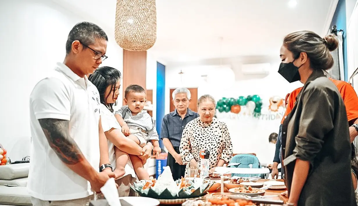 Gisel membagikan foto kenangan dengan mantan ibu mertuanya. Mereka hendang makan bersama. (Foto: Instagram/ gisel_la)