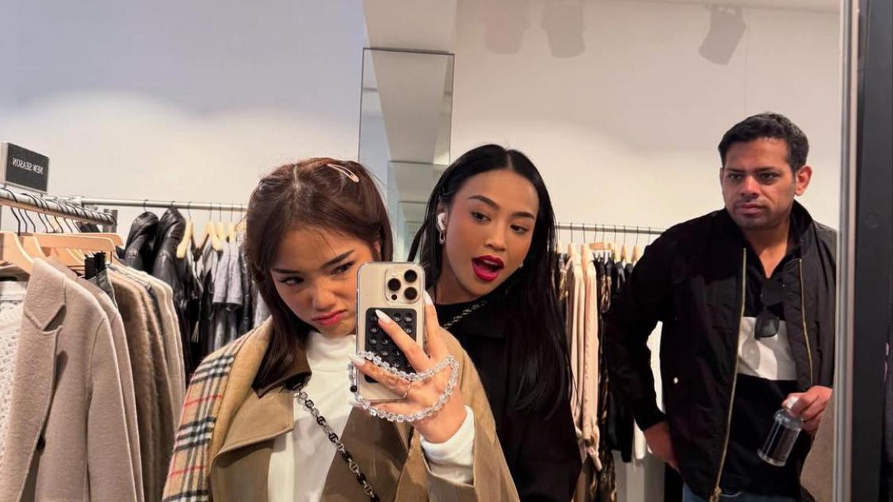 Fuji Bagikan Foto Mirror Selfie Saat Liburan di Jepang, Selalu Dipuji Cakep dari Netizen