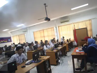 Suasana Ujian Nasional Berbasis Komputer (UNBK) di SMAN 3 Jakarta, Senin (10/4). Sebanyak 57.659 siswa SMA dan Madrasah Aliyah (MA) di DKI Jakarta mengikuti UNBK yang dimulai hari ini hingga 13 April 2017. (Liputan6.com/Immanuel Antonius)