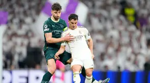 Ruben Dias mencoba merebut bola dari kaki Brahim Diaz di laga Real Madrid vs Manchester City, Kamis (12/3/2026) (AP Photo/Jose Breton)