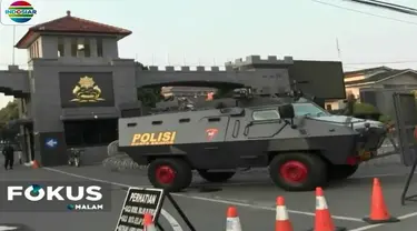 Para napi saat ini memegang senjata api hasil rampasan dari polisi yang menjadi korban saat kerusuhan terjadi.