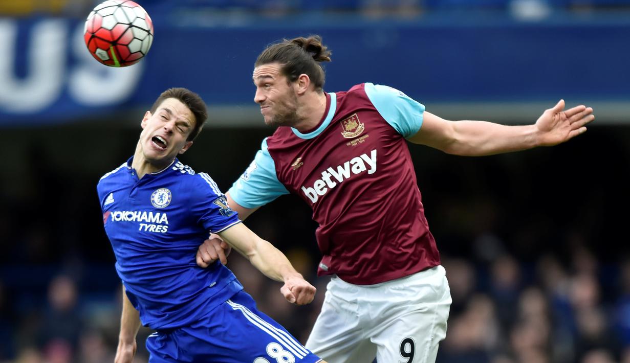 Pemain Chelsea, Cesar Azpilicueta (kiri), berebut bola dengan pemain West Ham United, Andy Carrol, dalam lanjutan Liga Inggris di Stadion Stamford Bridge, London, Sabtu (19/3/2016). (Reuters/Hannah Mckay)