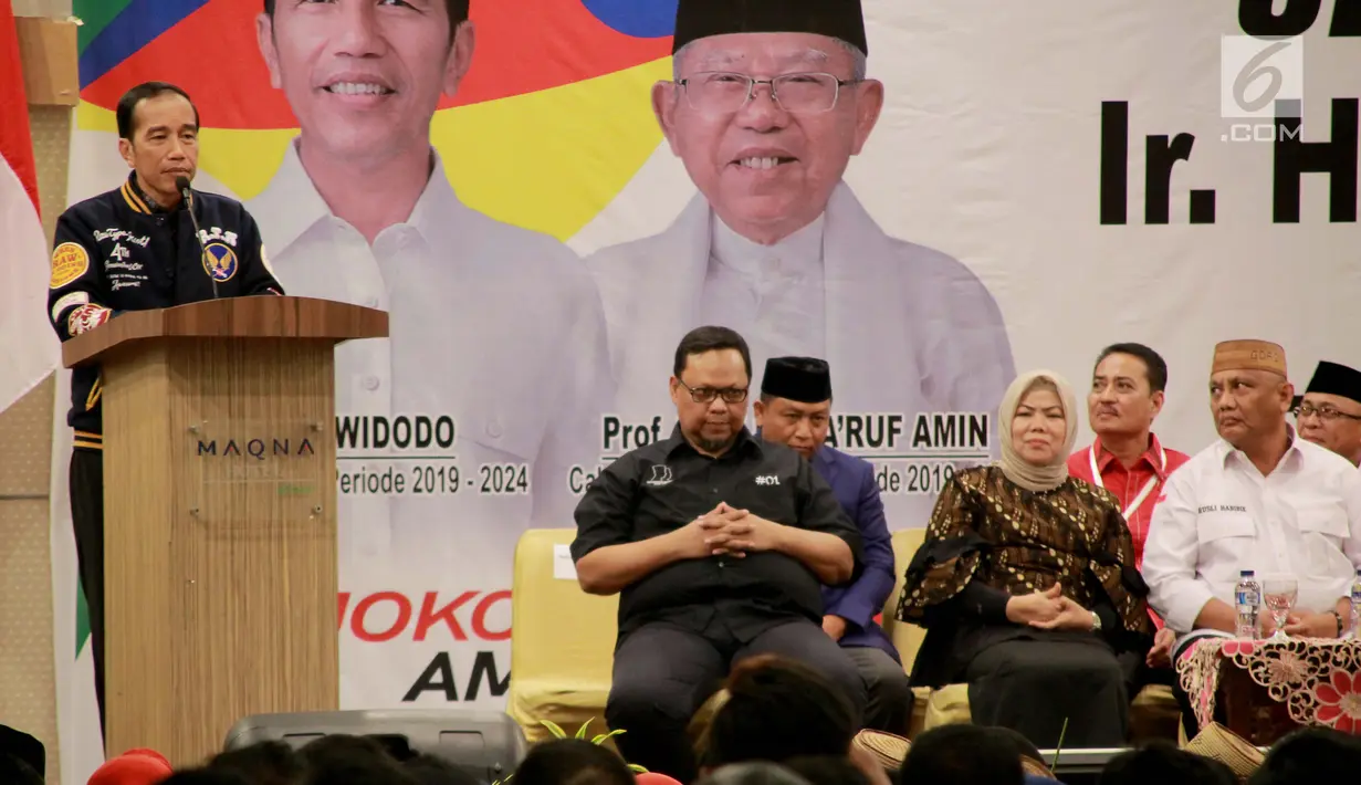 Calon Presiden nomor 01 Joko Widodo (Jokowi) memberikan sambutan saat menghadiri acara silaturahmi dengan relawan dan Tim Kampanye Daerah di Gorontalo, Kamis (28/2). (Liputan6.com/Arfandi Ibrahim)